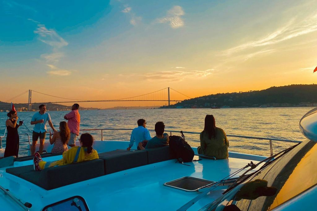 보스포루스의 석양을 감상하는 럭셔리 요트 크루즈 투어