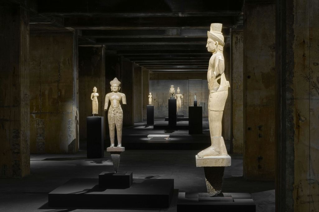 중국 플랫폼과 함께 10세기부터 13세기까지의 크메르 신화, 한나라, 중국, 기원전 2세기 ~ 기원후 2세기.