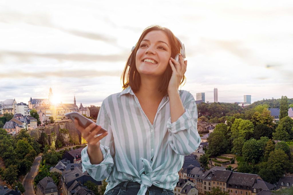 셀프 가이드 투어를 듣는 한 소녀의 7개 박물관, 관광 .LU