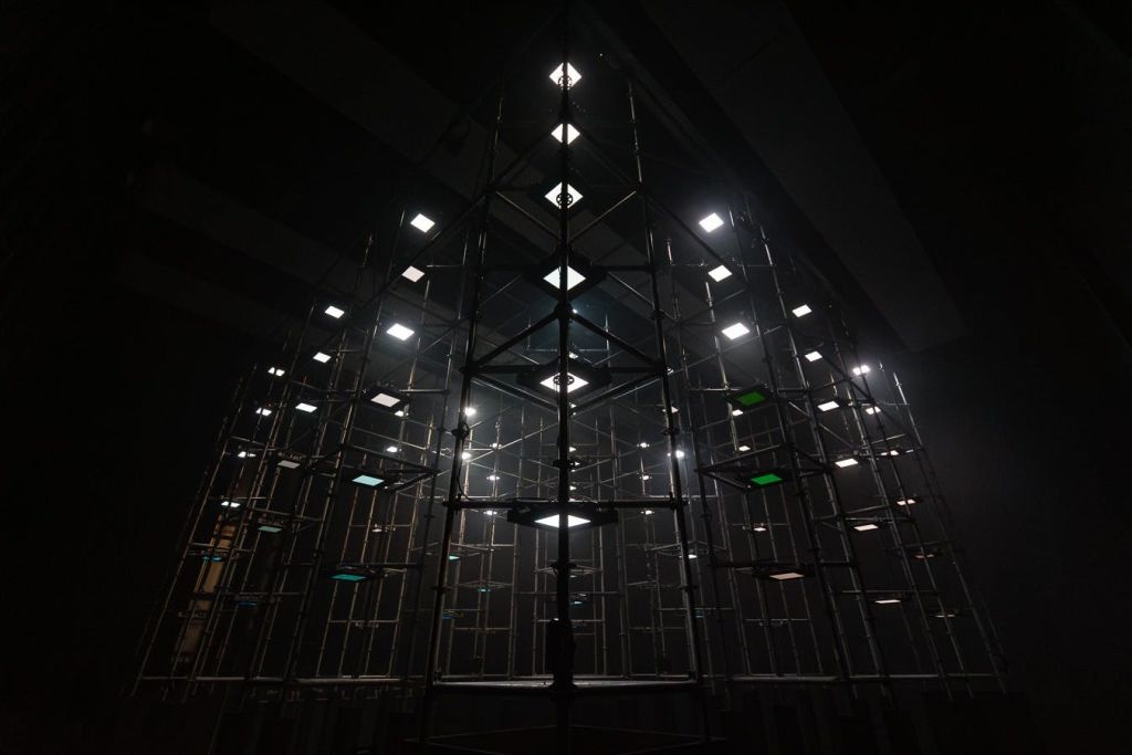 보리스 아켓 (Boris Acket) 의 커다란 빛과 소리 조각