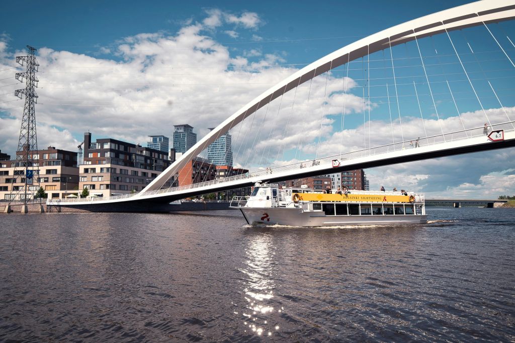 이 경로는 아이소이산실타 다리 아래로 이어집니다.