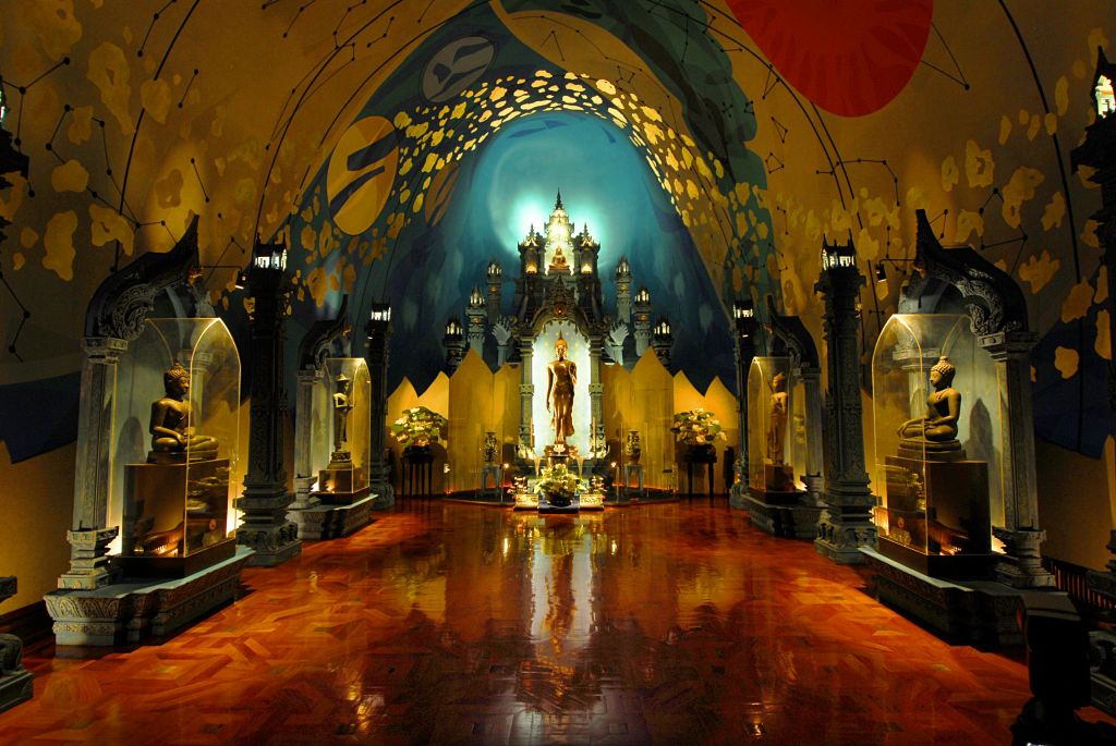 반사 바닥이 있는 화려한 홀, 벽화가 있는 아치형 천장, 전시 케이스와 장식 기둥으로 둘러싸인 중앙의 황금 동상.