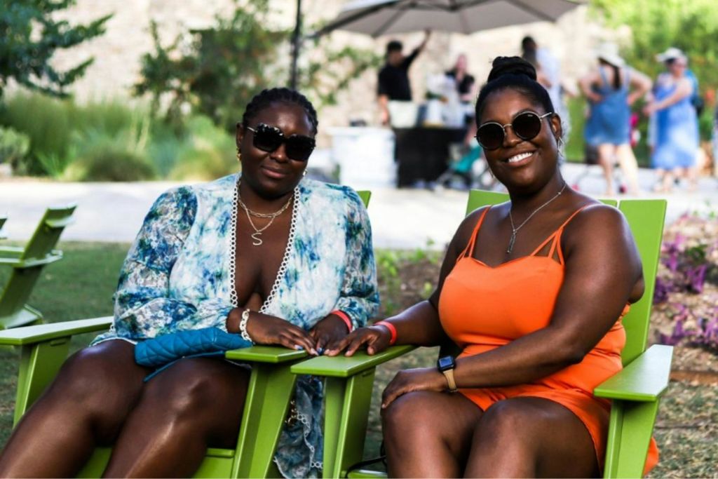 정원에서 휴식을 취하는 두 사람.