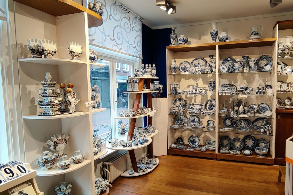델프트 세라믹스 (Delft Ceramics) 는 결국 그 자체로 세계적으로 유명한 스타일이 된 저렴한 모조품입니다.