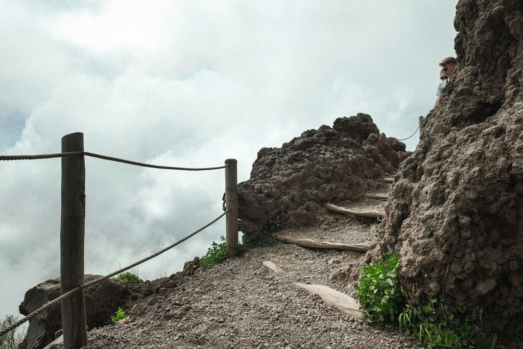 화산에서 즐기는 산책.