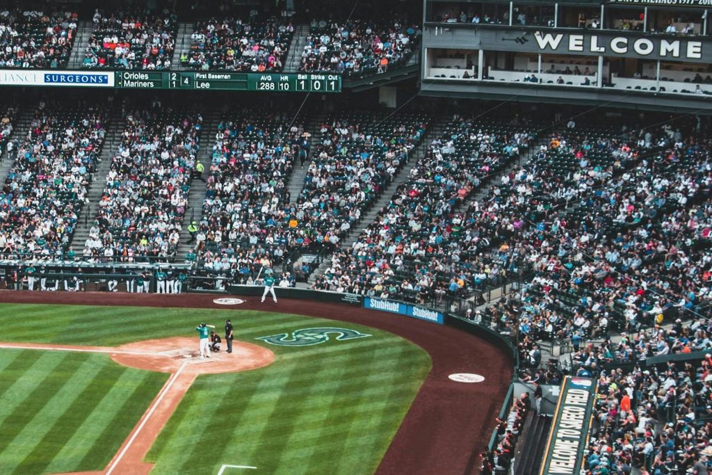 경기장에서 진행 중인 야구 경기로, 경기장에 있는 선수들과 스탠드에서 관중들이 지켜보고 있습니다.