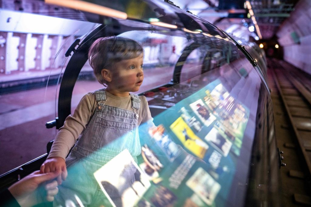 우편 박물관에서 우편 레일 타는 어린 소년