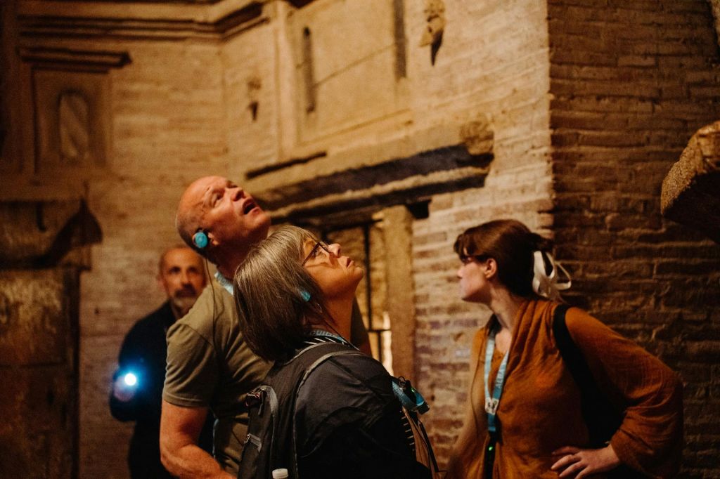 지하 묘지와 뼈로 만든 특별한 지하실이 있는 로마 지하 투어