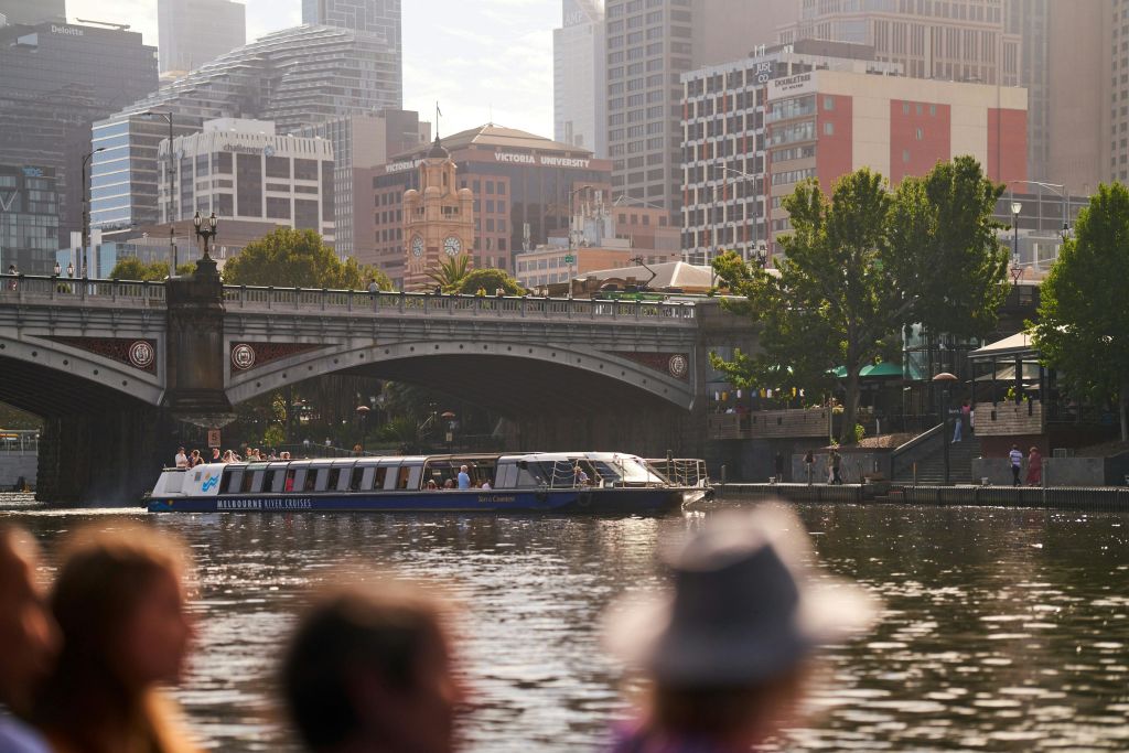 야라강에서 즐기는 보트 글라이딩