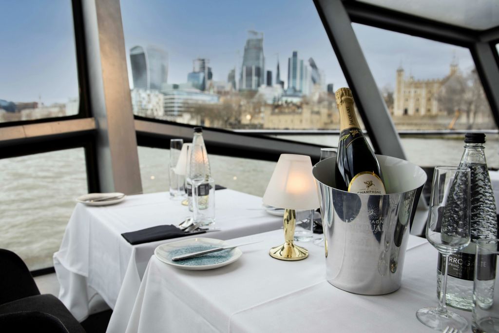 런던 템스강에서 즐기는 디너 보트 투어