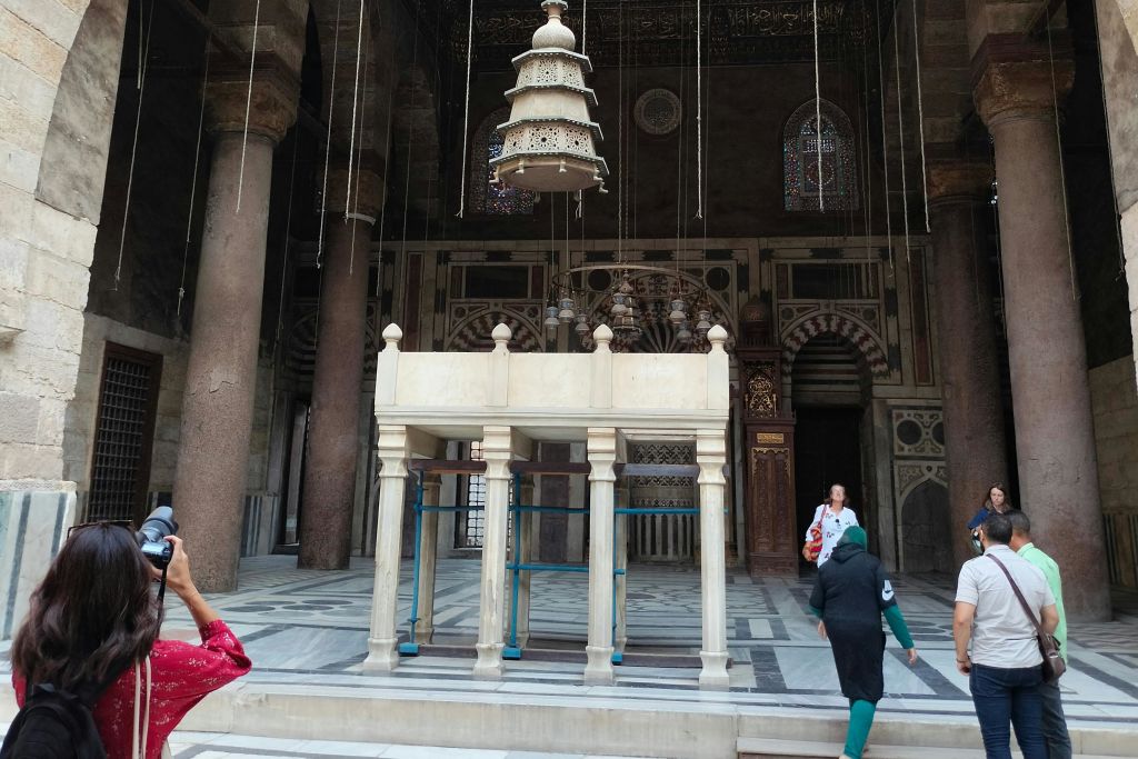 알-모에즈 거리에서 카이로 구시가지의 역사를 만나보세요.