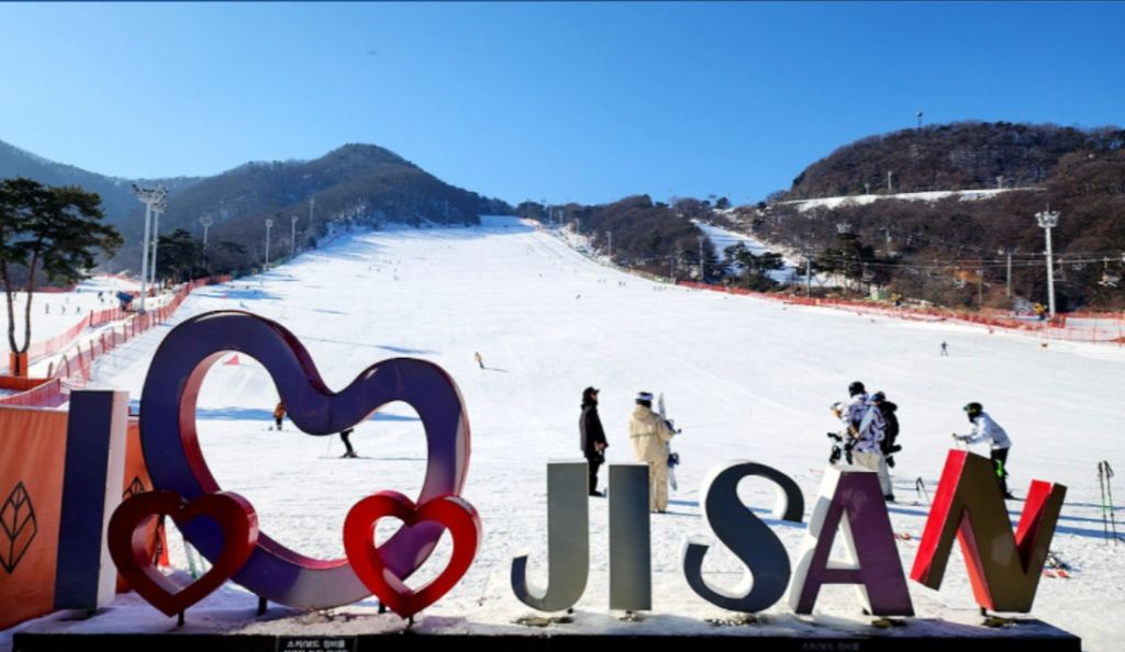 Jisan Forest Resort Ski Day Tour (Ski Clothing + Ski gear + Basic Ski Lessons+ Ski Lift + Moving Walk)