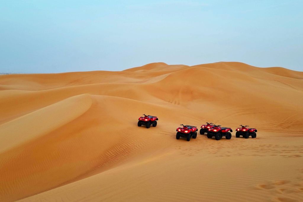 사막에서 즐기는 사륜 바이크