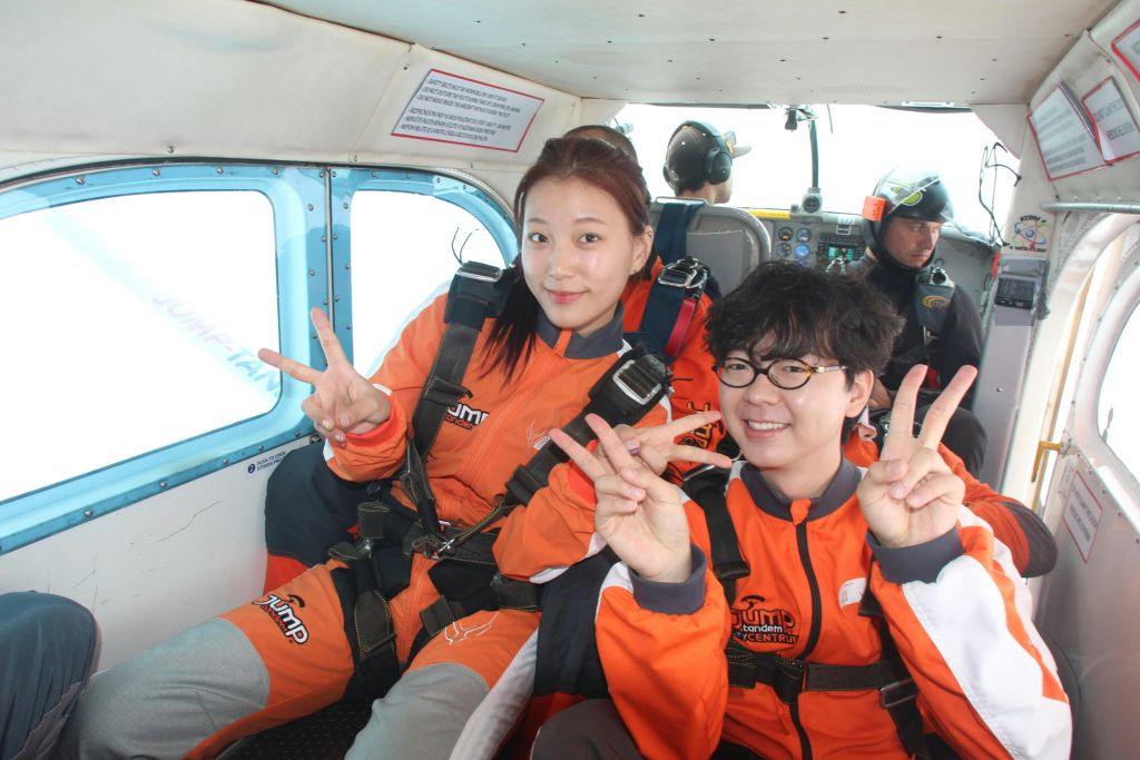 비행기 조종석에 탄 사람들