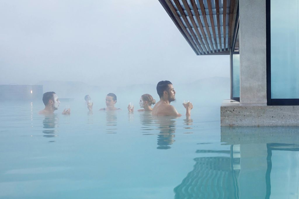 인워터 바에서 음료를 마시는 게스트.