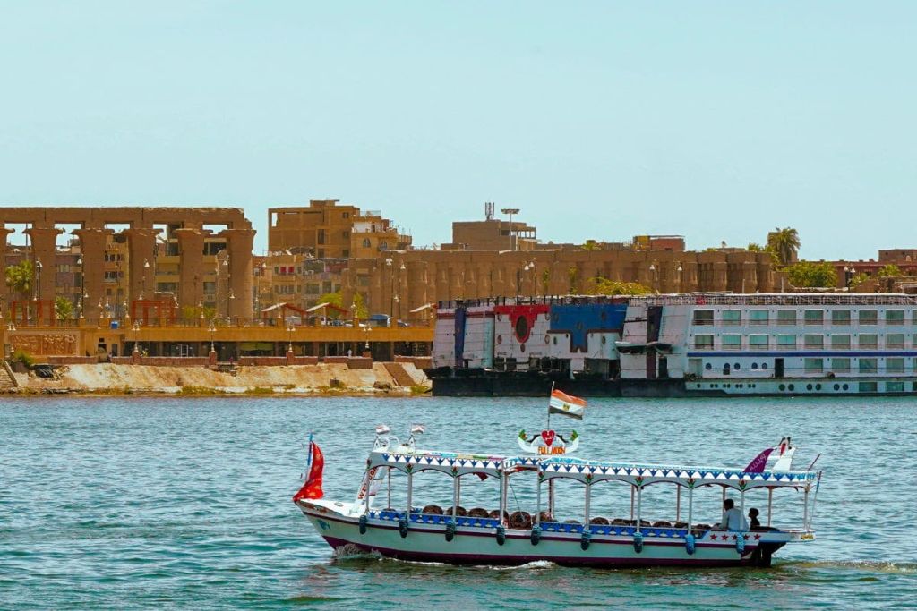 룩소르의 나일강에서 펠루카 타기