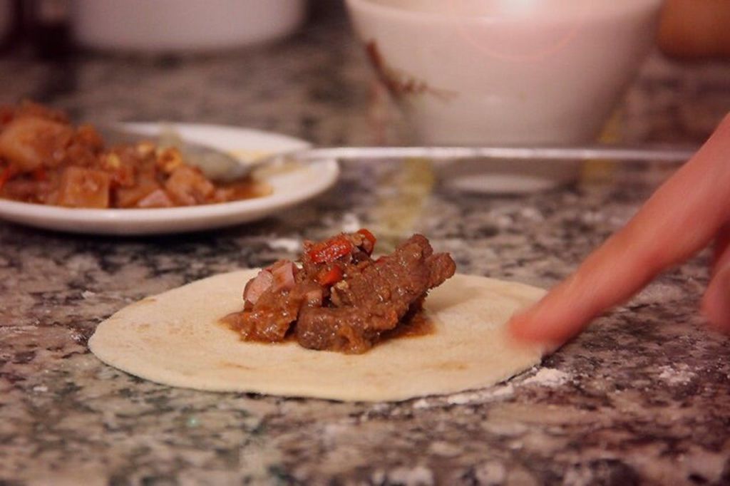 최고급 스테이크는 엠파나다 필링의 주요 재료입니다.