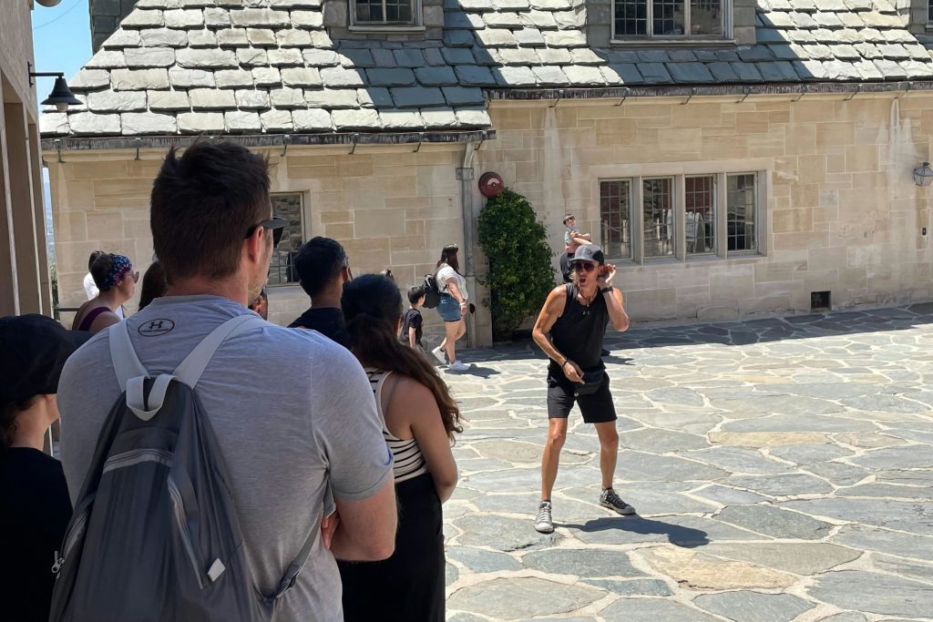 악명 높은 저택의 소리가 들리나요?