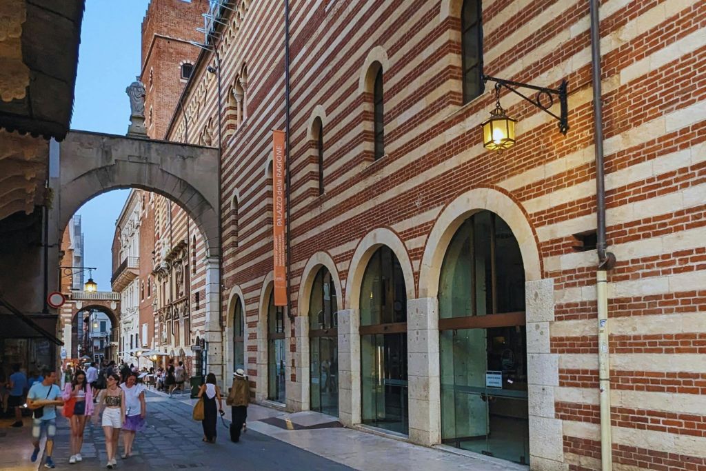 에르베 광장 등 단테가 놀던 장소.