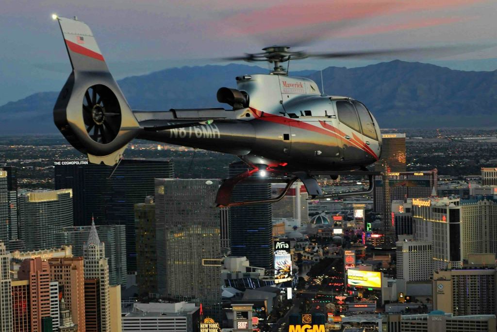 맛있는 음식과 네온 불빛