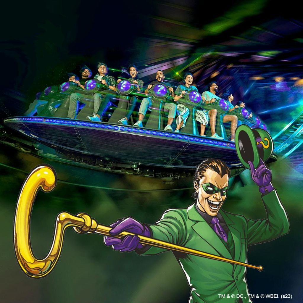 빙글빙글 도는 놀이공원을 달리는 사람들. 앞면에는 녹색 양복을 입은 만화 캐릭터가 금색 지팡이와 모자를 들고 있습니다.