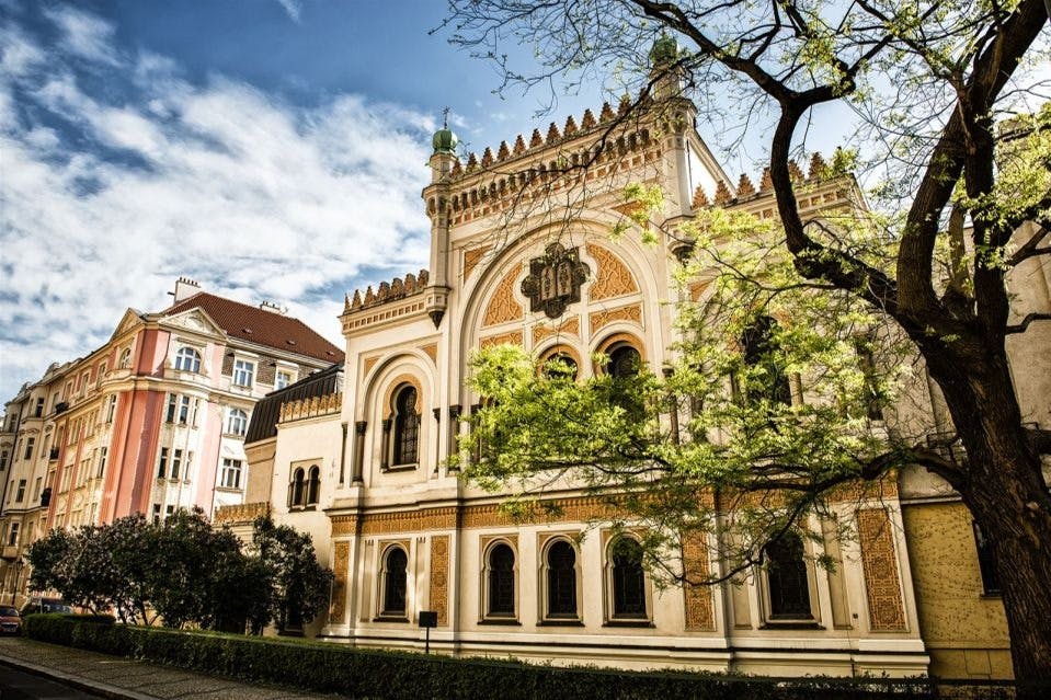 프라하 방문자 패스로 스페인 회당과 프라하 유대인 마을을 무료로 방문하세요.