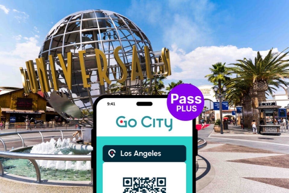 유니버설 스튜디오 지구본과 주변 지역을 배경으로 로스앤젤레스의 "Go City" 패스가 표시된 스마트폰.