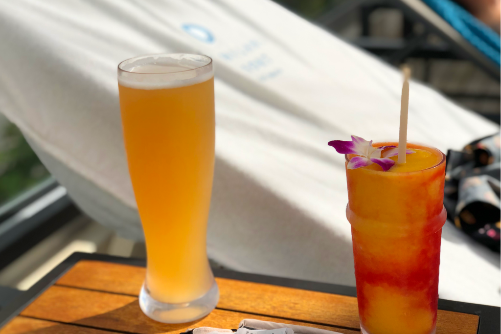 도심 속 인피니트 풀이 있는 알로힐라리 리조트에서 음료 한 잔씩