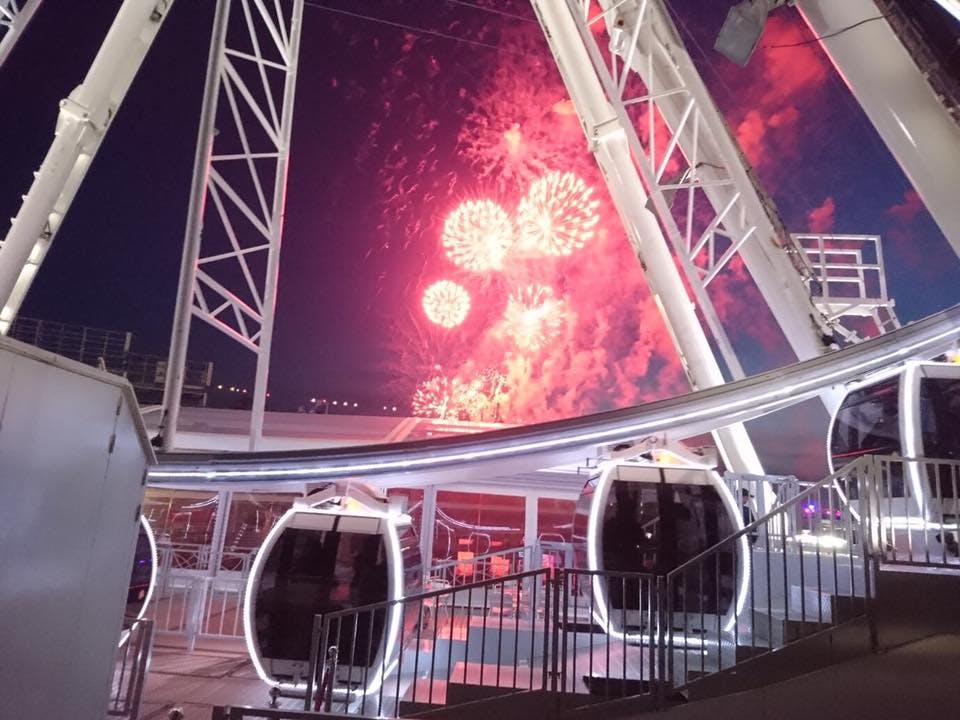 커다란 대관람차 구조물에서 볼 수 있는 밤하늘에서 곤돌라를 배경으로 불꽃놀이가 펼쳐집니다.