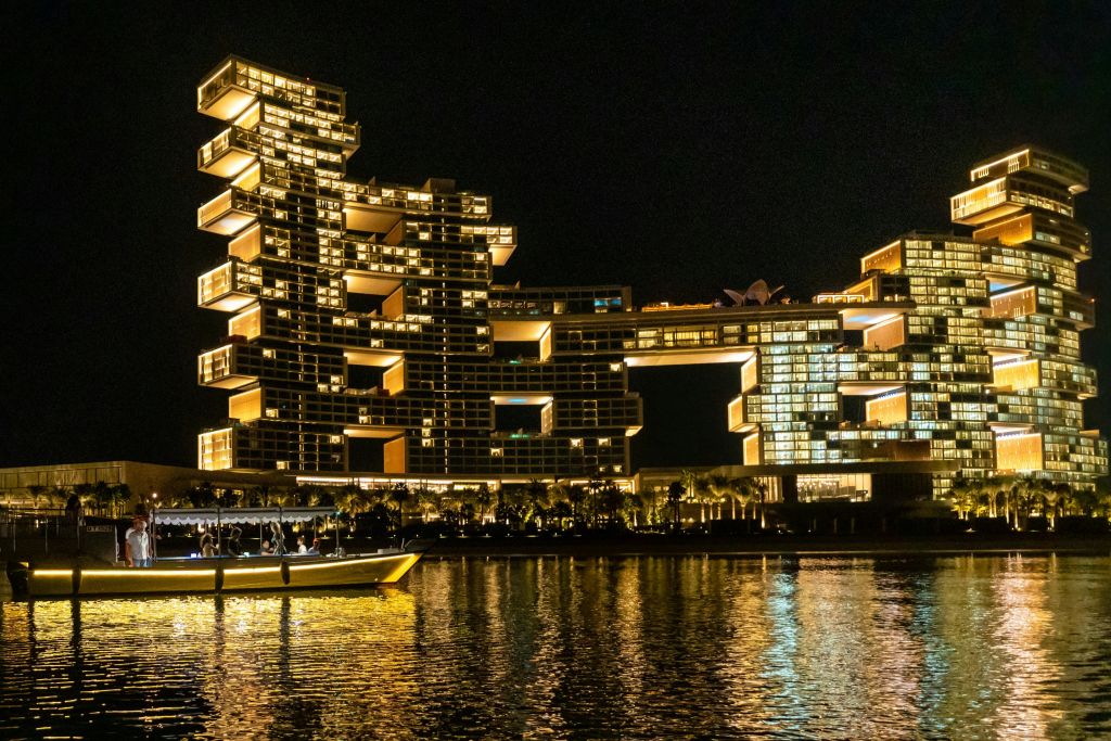 로얄 아틀란티스의 웅장한 건축물을 감상하세요!