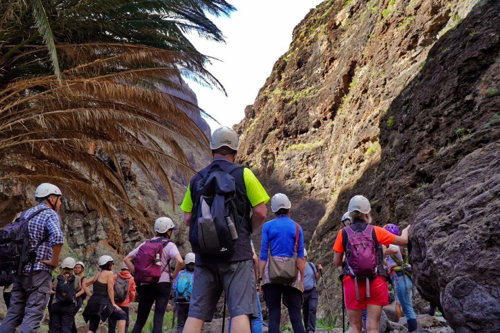 마스카 협곡을 감상하는 등산객 그룹