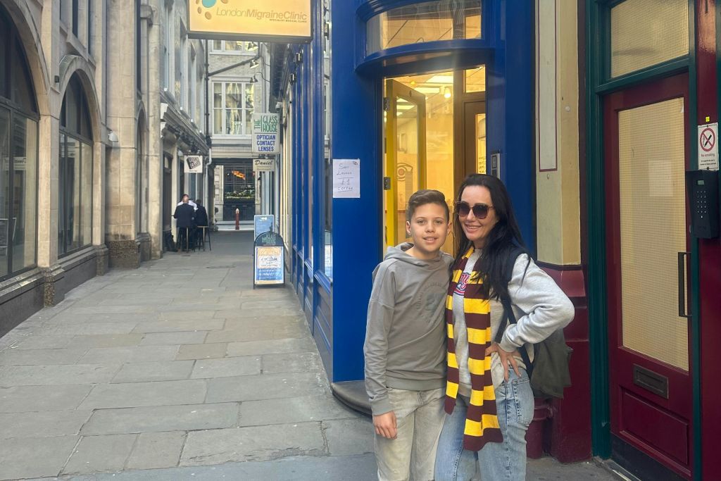 건물 근처에 서 있는 어머니와 아들