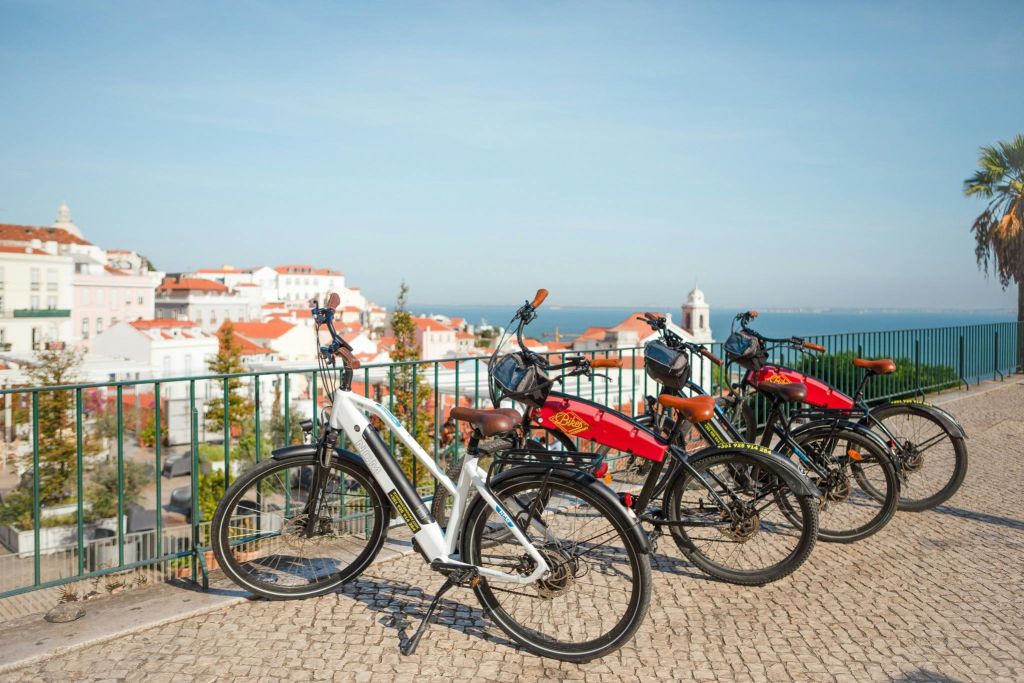 리스본 전동자전거 투어를 즐기는 관광객은 경치를 즐길 수 있습니다.