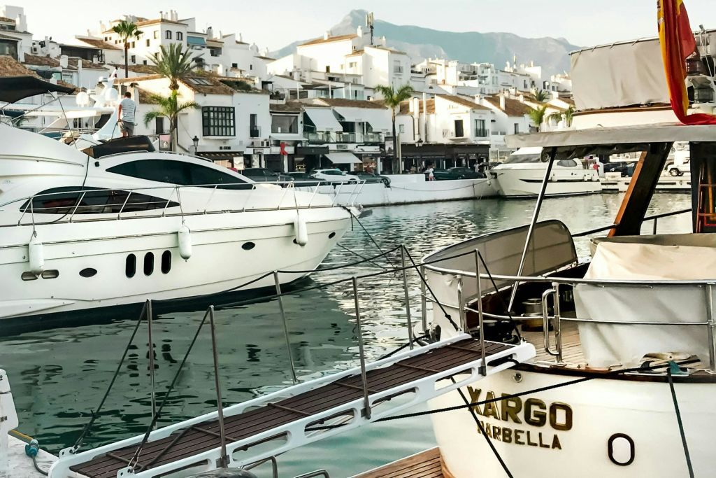 마르베야의 유명한 정박지인 푸에르토 바누스 (Puerto Banús) 에 정박한 럭셔리 요트.