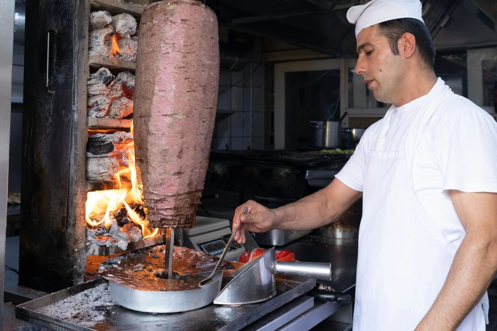 장작불에서 케밥 만드는 법 배우기