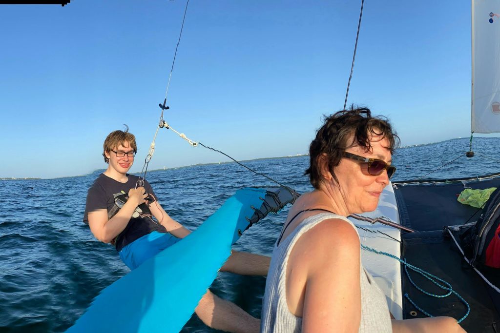 이동하면서 돌아다니는 이 항해는 배의 돛대에 부착된 케이블에 매달려 항해하는 흥미진진한 방법입니다.