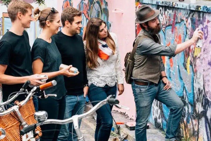 다채로운 색상의 '뱅크시 터널' 에서 거리 예술을 즐겨보세요