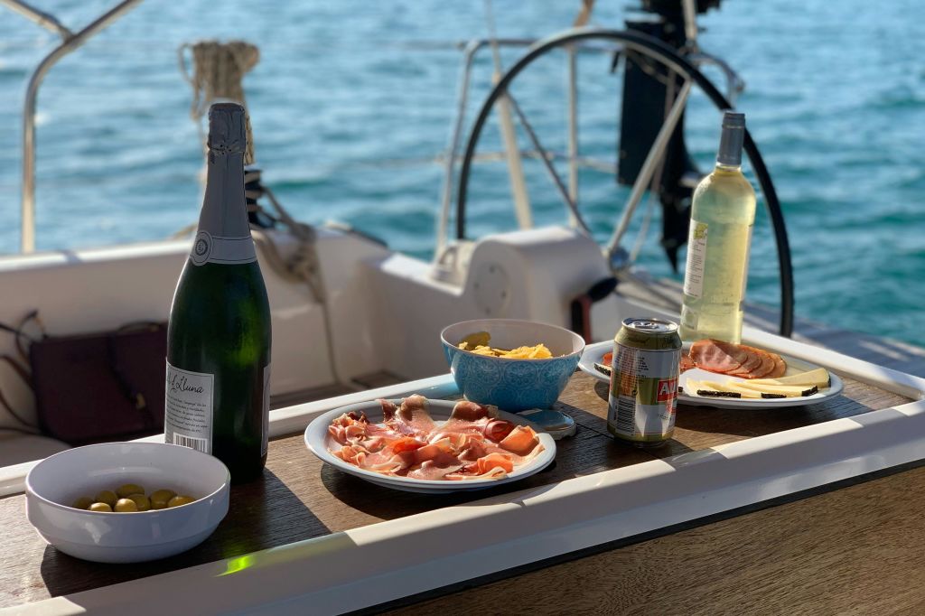 오픈 바에서 즐기는 가벼운 간식과 요트 투어 (올인클루시브)