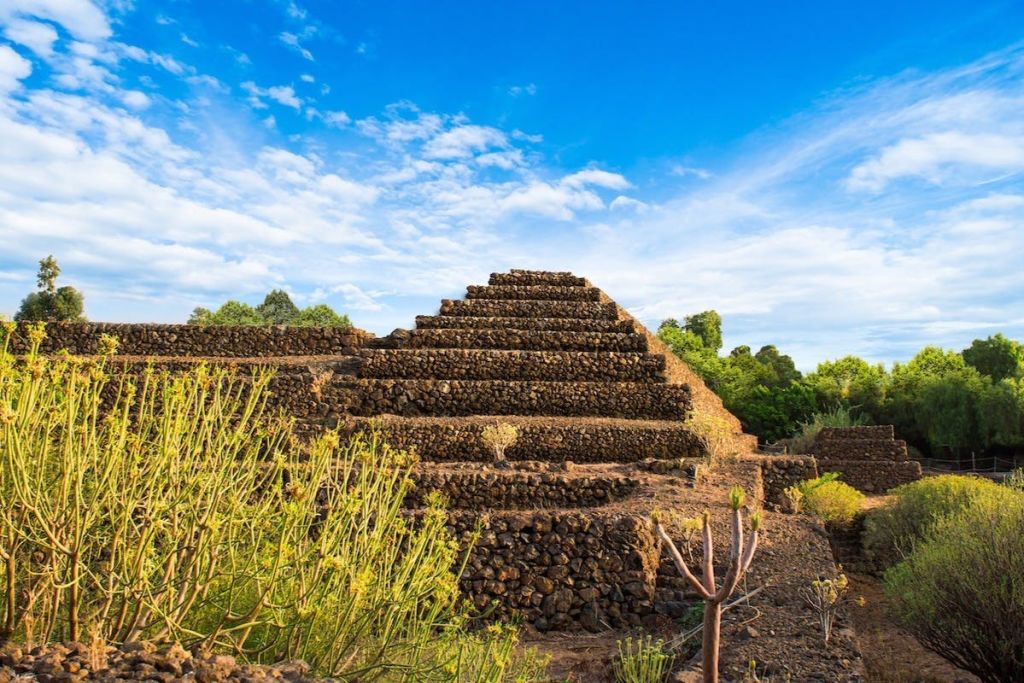 공급업체의 피라미드 중 하나를 방문하십시오.