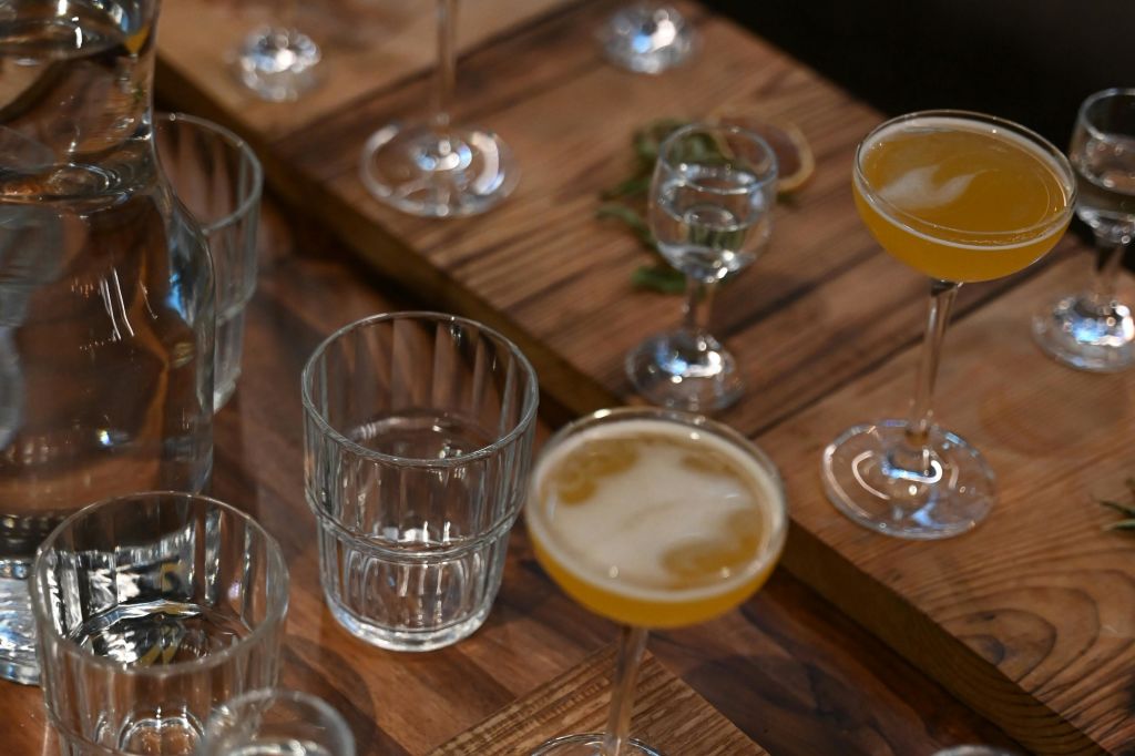 칵테일과 샷으로 구성된 보드입니다.