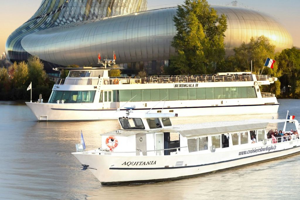 보르도 유람선 2척 투어
