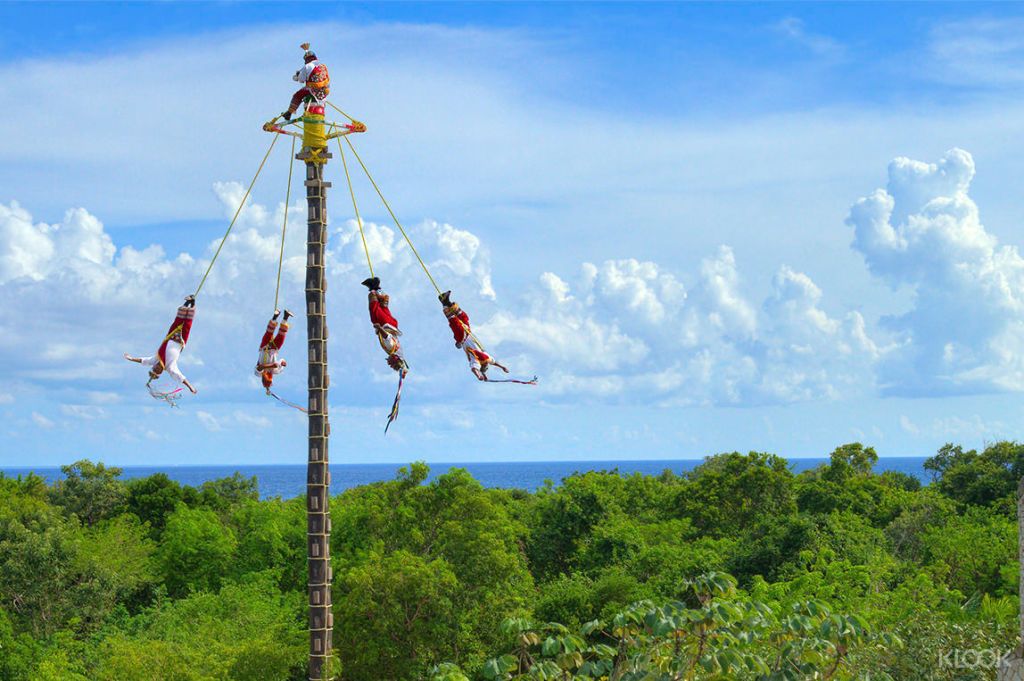 중력을 거스르는 Voladores Papantla 쇼가 긴장을 늦추지 않도록 숨을 참으세요.