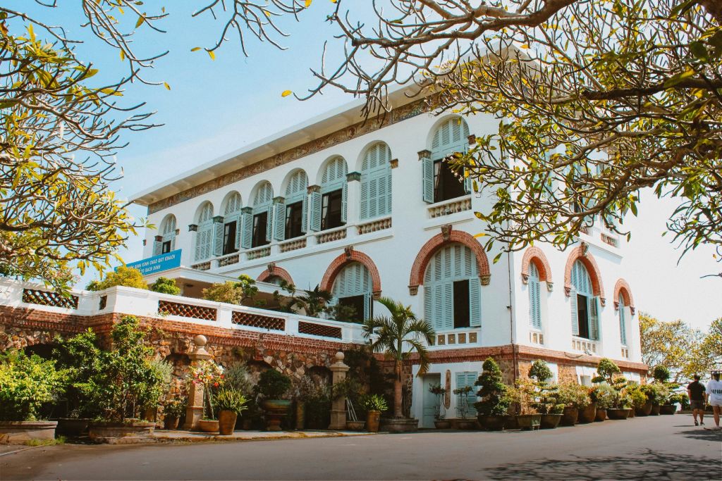 아름다운 바다 전망과 역사적 유물을 감상할 수 있는 프랑스 식민지 시대의 저택인 화이트 팰리스 (바흐 딘) 를 방문해보세요.