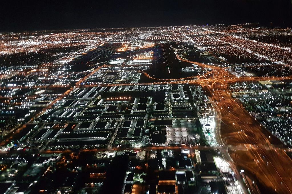 야간에는 거리, 건물, 고속도로가 환하게 비춰지는 도시의 야경을 감상할 수 있습니다.