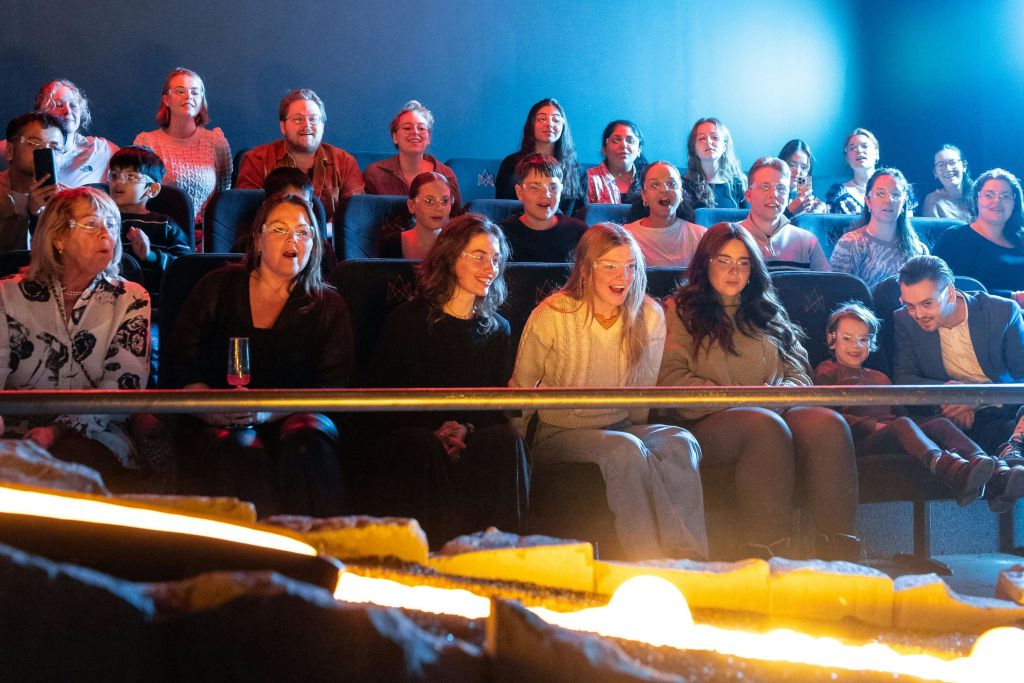 한 무리의 사람들이 라바 쇼에서 하얀 용암을 보고 있습니다.