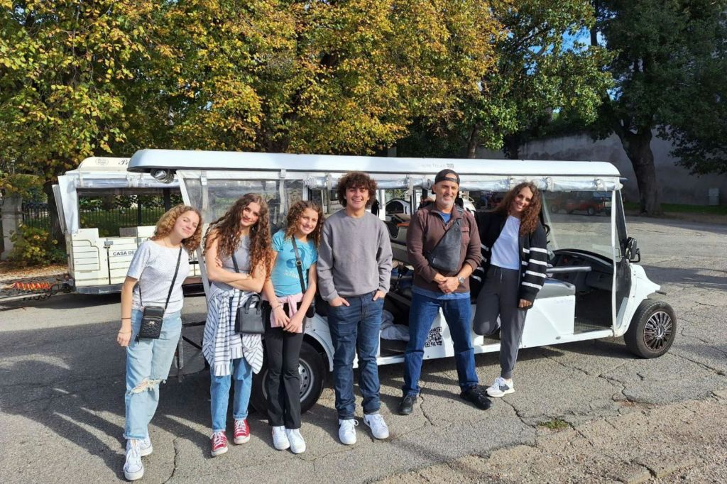 골프 카트가 있는 사람