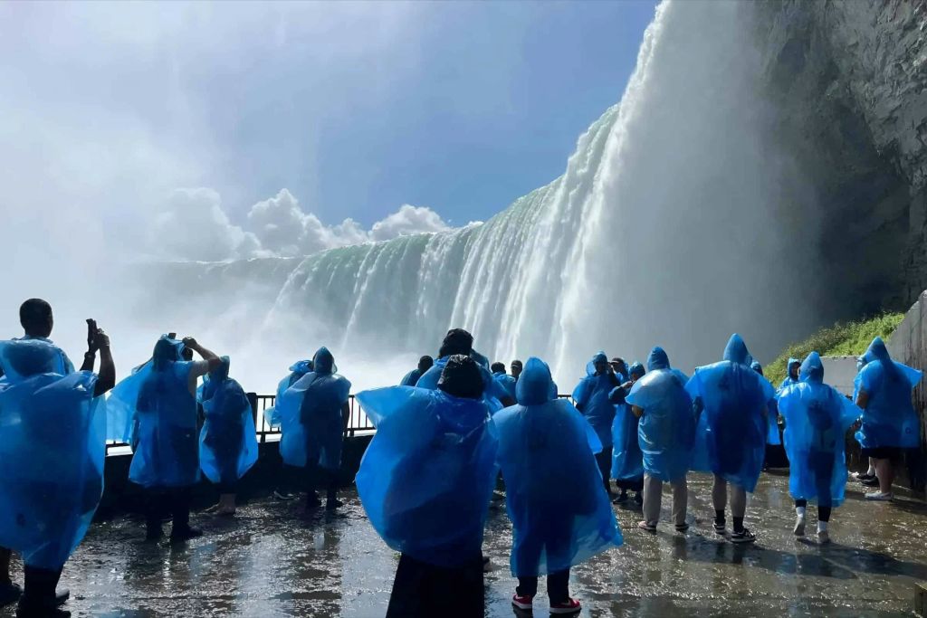 '폭포 뒤 여행' 명소로 폭포를 둘러보세요!