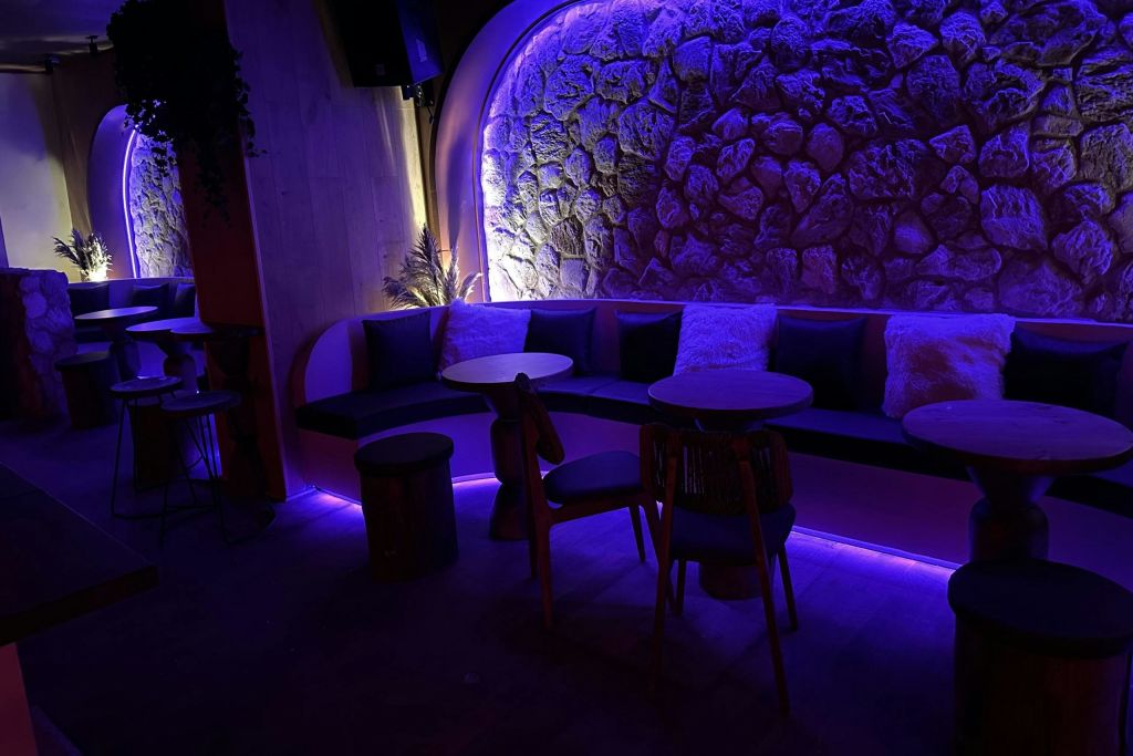 일반적으로 강화된 바 구역의 좌석 공간.