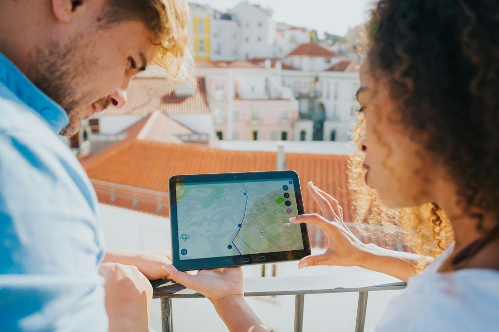 커플과 함께 즐기는 리스본 시금치 투어 시금치 앱으로 도시 탐험하기