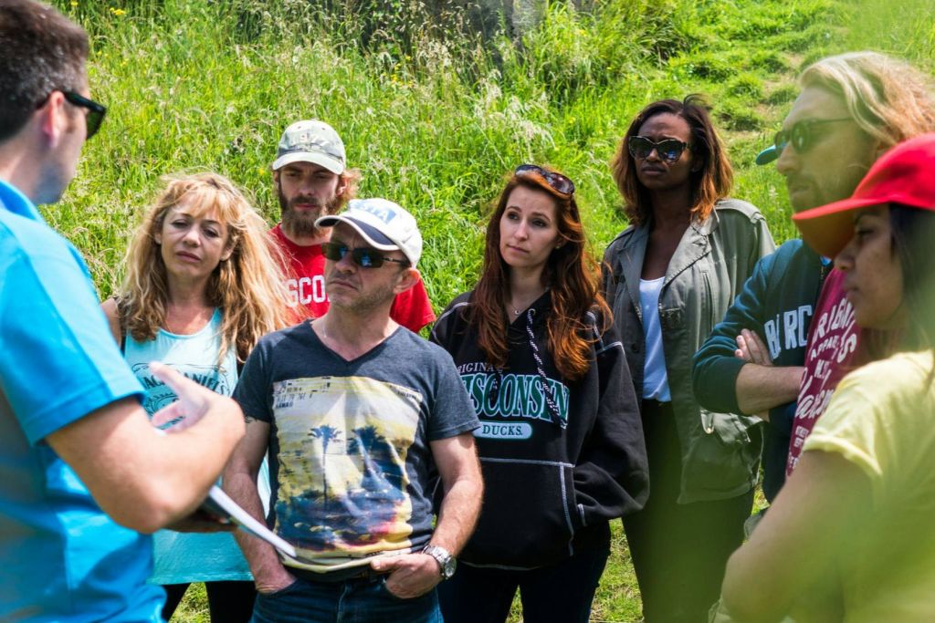 D-Day를 설명하는 가이드